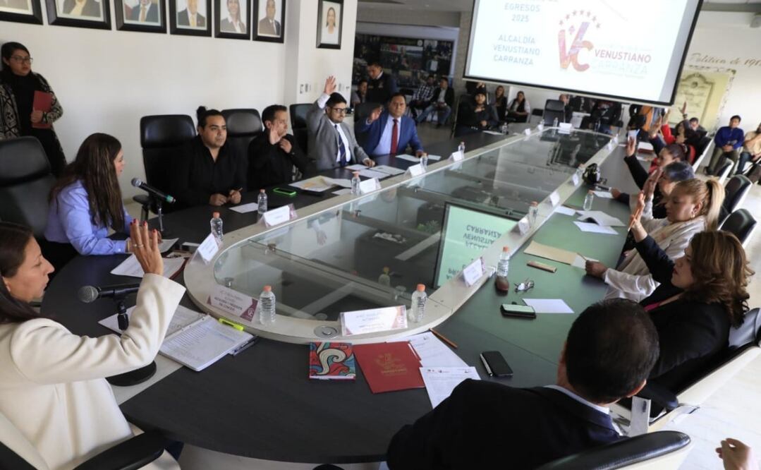 Durante la sesión extraordinaria, los concejales reconocieron el manejo sano de las finanzas de la Alcaldía Venustiano Carranza. Foto: Especial