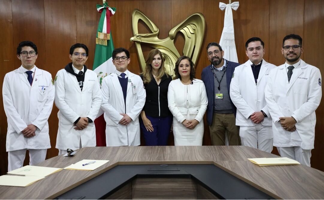 IMSS reconocio a médicos internos de pregrado por su humanismo. Foto: Especial