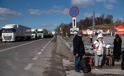 Miles de ucranios huyen a Polonia tras invasión rusa