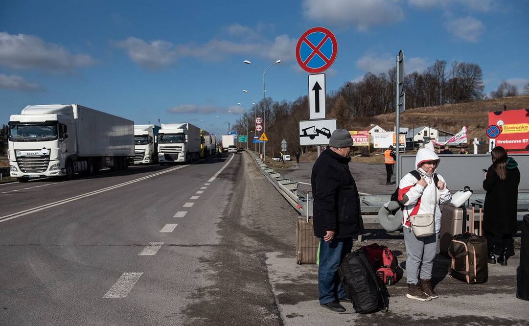 Miles de ucranios huyen a Polonia tras invasión rusa