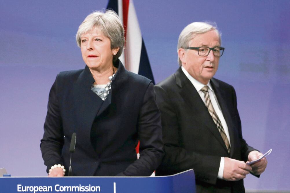 La primera ministra británica, Theresa May, y el presidente de la Comisión Europea, Jean Claude Juncker, buscan un acuerdo sobre varios puntos del Brexit (OLIVIER HOSLET. EFE)