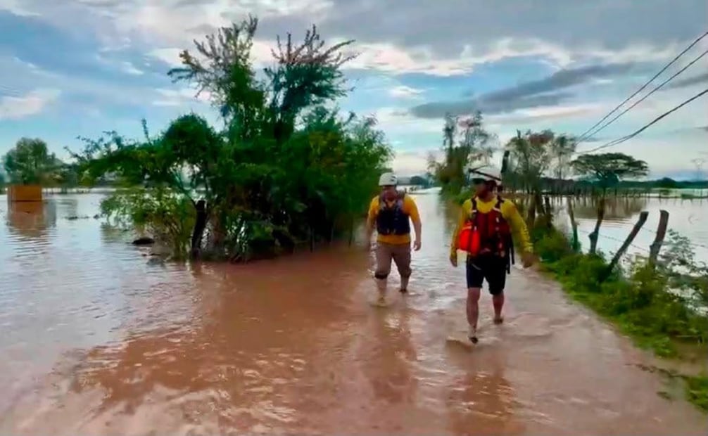 Fuertes lluvias provocan inundaciones en Mazatlán, Sinaloa; cierran siete cruces viales.
Foto: Especial.
