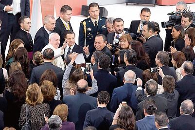 Políticos asumen saludo como su rescate del mal