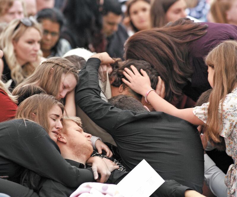 En un ambiente de tristeza y de dolor, familiares y amigos asistieron a los funerales de Downa, Rhonita y sus hijos. El esposo de Downa dio gracias por sus hijos que sobrevivieron y despidió a sus seres amados. Fotos/CHRISTIAN TORRES. EL UNIVERSAL