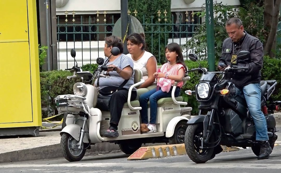 Es común ver en la CDMX a personas en bici eléctrica, sin casco y sobre las banquetas y ciclovías. Foto: Alberto González / EL UNIVERSAL