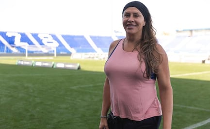 Karla Sofía Gascón muestra sus dotes como futbolista 