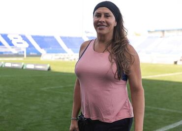 Karla Sofía Gascón muestra sus dotes como futbolista