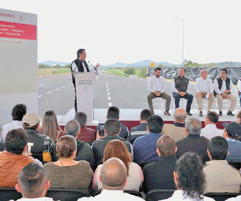 El gobernador Cuitláhuac García Jiménez destacó la necesidad de garantizar rutas en condiciones que permitan el traslado de bienes y servicios. Foto: ESPECIAL