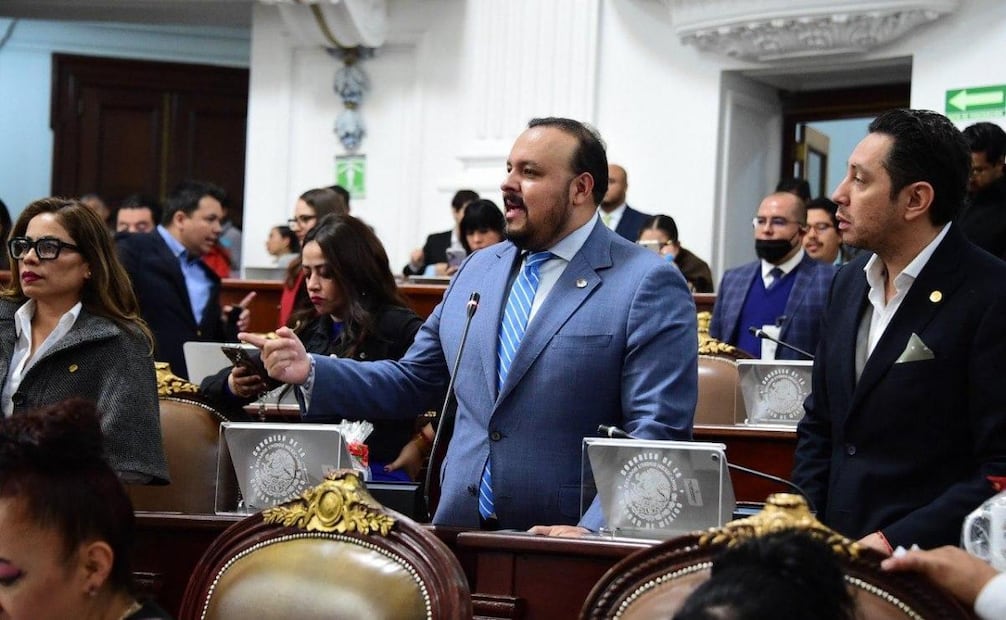 Cambios de diputados del PVEM a Morena confirman sobrerrepresentación, dice el PRIAN; Morena defiende el salto.
Foto: Especial.