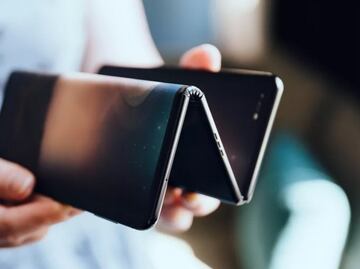 TCL prepara teléfono plegable de tres pantallas "en zeta"