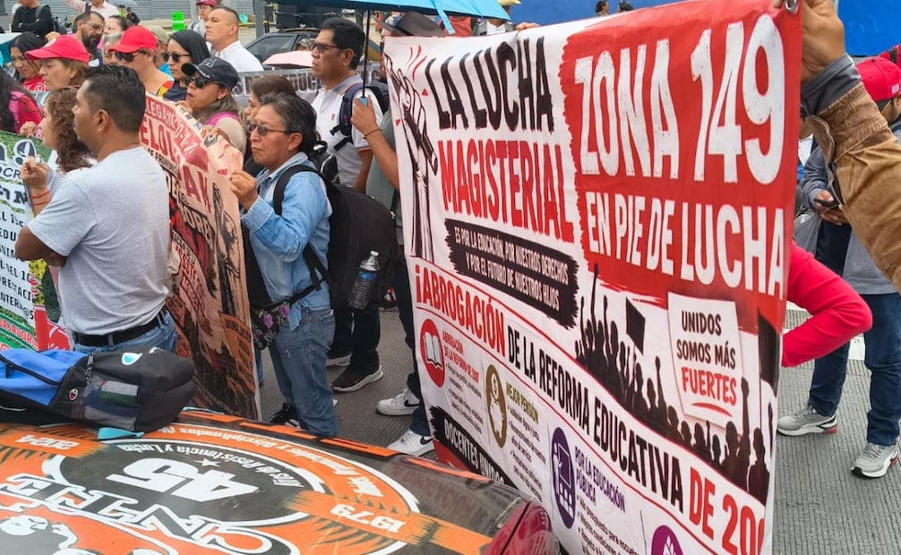 Bajo consignas como "Si no hay solución seguiremos en plantón" y "Solución, solución y vamos al salón", maestros pertenecientes al CNTE mantienen cerrado el cruce de Paseo de la Reforma, Avenida Juárez y Bucareli.
Foto:Luis Camacho/EL UNIVERSAL