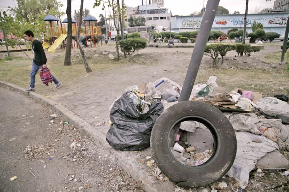 EL UNIVERSAL constató en un recorrido que en el camellón hay juegos y hasta un bebedero que funciona, pero también hay basureros clandestinos (ALEJANDRA LEYVA. EL UNIVERSAL)