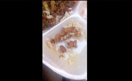 Mandos dan a policías comida con gusanos