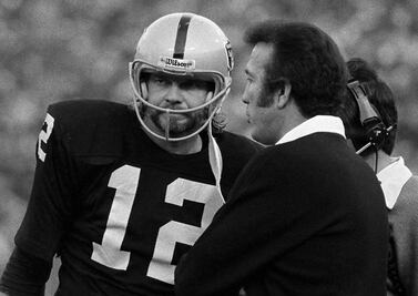 Tom Flores, entrenador mexicano, finalista para el Salón de la Fama