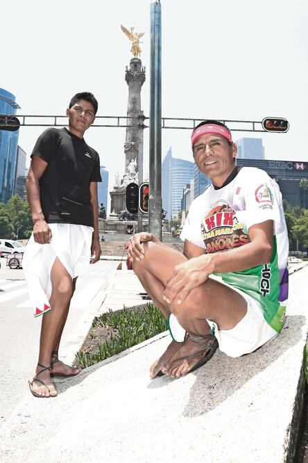 Santiago y Mario Ramírez fueron invitados al maratón de la CDMX, que se realiza mañana a partir de las 7:00 horas. Será su primera carrera de 42 kilómetros (BERENICE FREGOSO. EL UNIVERSAL)