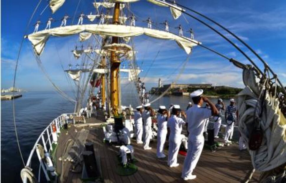 Regresa a México buque Cuauhtémoc con fuego olímpico