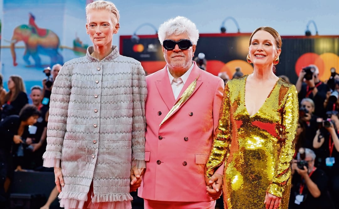 Tilda Swinton, Pedro Almodóvar y Julianne Moore presentaron su nueva película, la primera en inglés del cineasta, en el Festival Internacional de Cine de Venecia. Foto: EFE