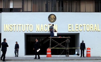 Acusan a AMLO ante INE por uso de servidores de la nación para promoción personal