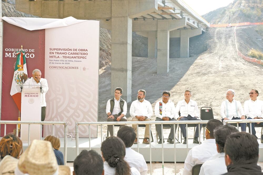 El presidente Andrés Manuel López Obrador acudió al estado de Oaxaca para supervisar la construcción del tramo carretero Mitla-Tehuantepec. Foto: EDWIN HERNÁNDEZ. EL UNIVERSAL