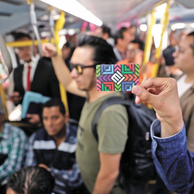 Prueba de un día. Este miércoles fue lanzado el piloto de las nuevas micas, con un precio de 10 pesos el plástico y 90 pesos de recarga forzosa, informó el Metro. IVÁN STEPHENS. EL UNIVERDAL