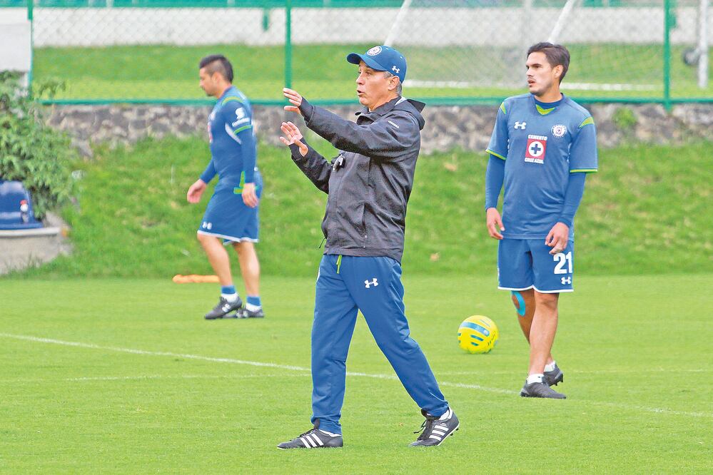 Sergio Bueno, estratega del Cruz Azul, tratará de obtener una mejoría en los próximos compromisos de pretemporada. Foto: MARCOS DOMÍNGUEZ. JAM MEDIA