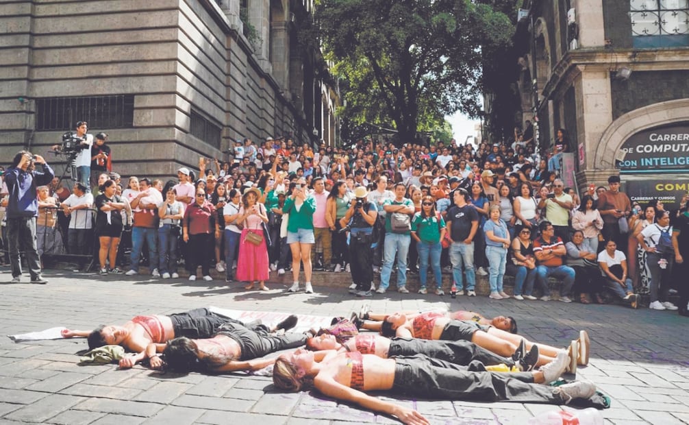 Un grupo de estudiantes universitarias irrumpió en el desfile cívico-militar para protestar contra la violencia feminicida. Foto: Tony Rivera