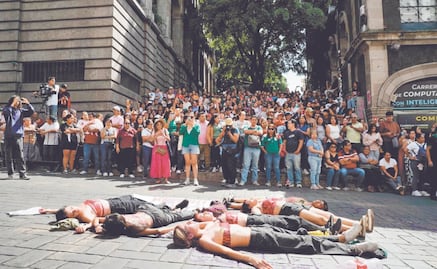 Intensifican búsqueda de asesino de Claudia Tacoronte; universitarias irrumpen en desfile