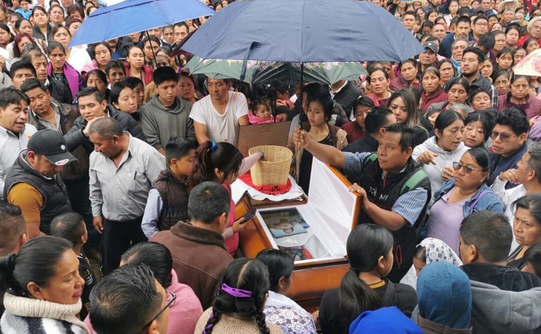 Los padres, hermanos y otros familiares del sacerdote se han reunido en torno al féretro, mientras conocidos pasan a honrarle y despedirse de él. Foto: Fredy Martín Pérez / EL UNIVERSAL