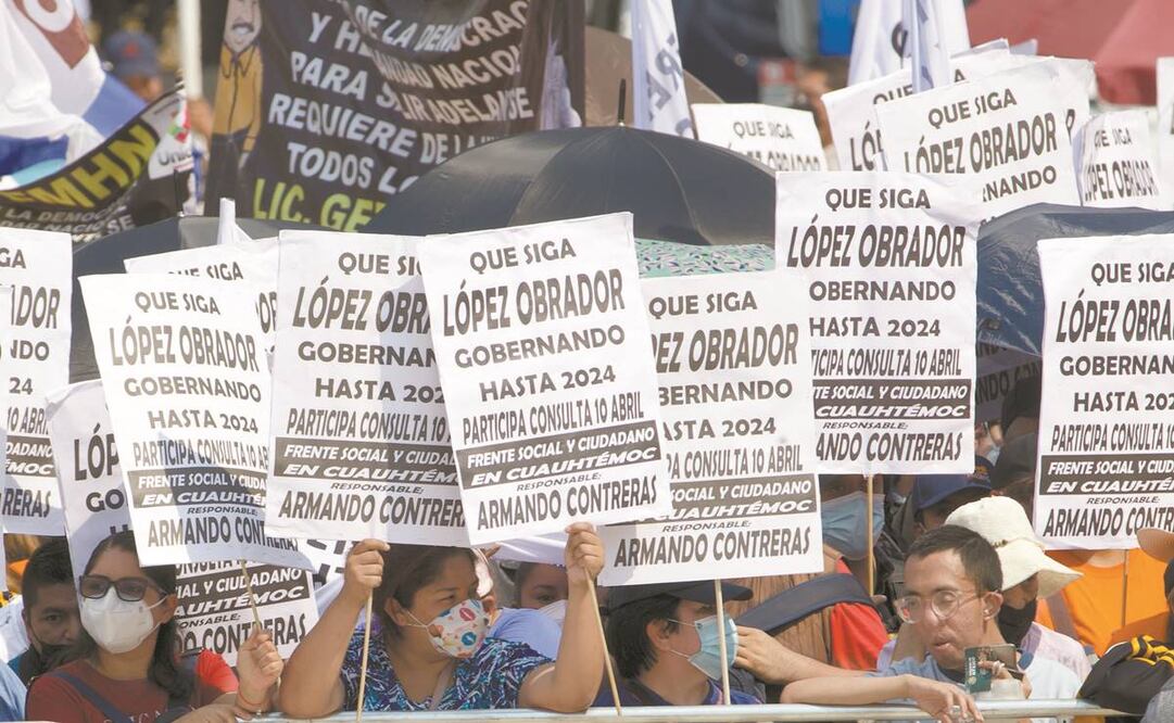 iles de simpatizantes de López Obrador se congregaron en el Monumento a la Revolución, con pancartas que en su mayoría eran de apoyo para que el Presidente continúe en su cargo. Foto: Germán Espinosa/ EL UNIVERSAL