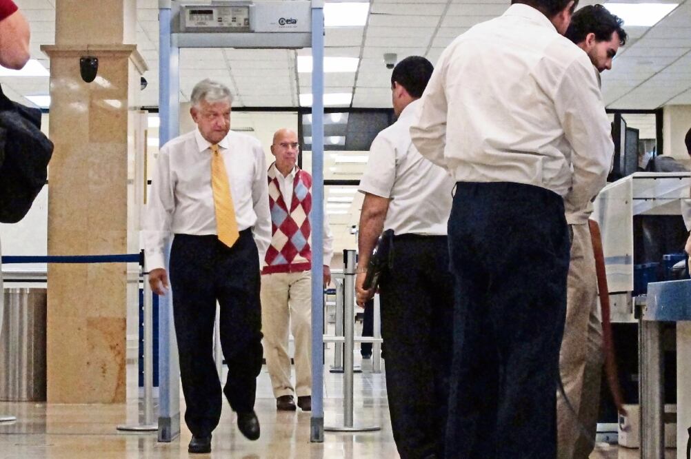 En redes sociales, Andrés Manuel López Obrador aseguró que Morena defenderá su propuesta de construir el aeropuerto alterno en la Base Aérea de Santa Lucía, en el Estado de México (ARCHIVO EL UNIVERSAL)