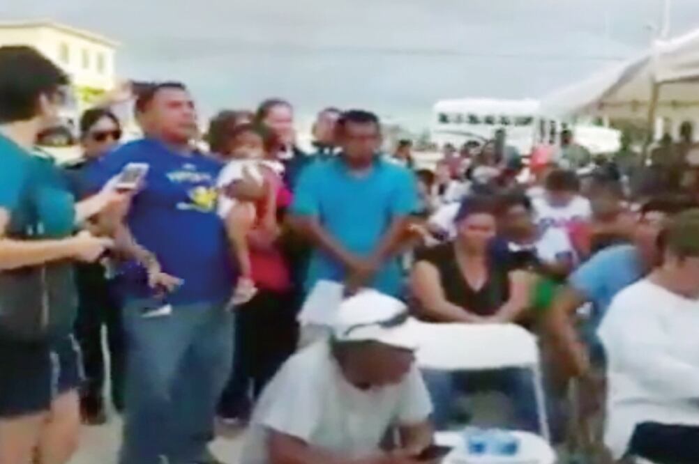 En un video que circula en redes sociales, vecinos de Los Cabos le exigen al gobernador acciones para combatir la ola de asesinatos en el estado. (FOTO: ESPECIAL)