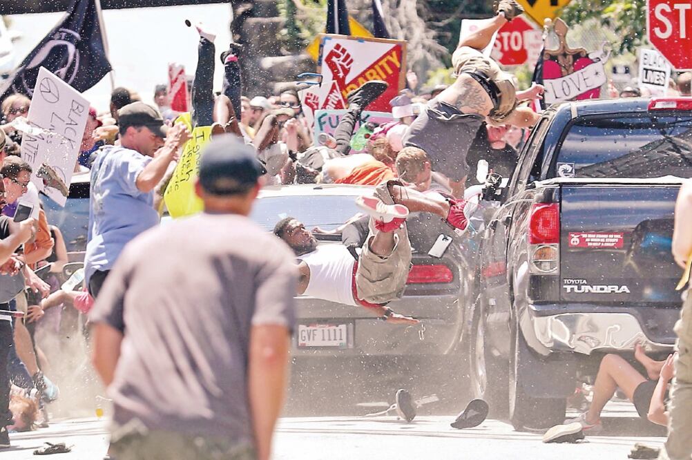 Momento en que un vehículo atropelló a un grupo de personas que se manifestaban pacíficamente contra la marcha de blancos supremacistas “Unir a la derecha”, en la ciudad de Charlottesville, en Virginia (RYAN M. KELLY. AP)