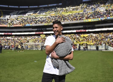 Edson Álvarez ya podrá vivir junto a su esposa e hija en Holanda