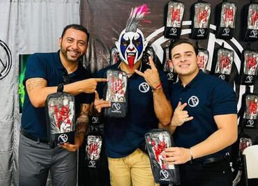 Psycho Clown lanza guantes de portero inspirados en su personaje