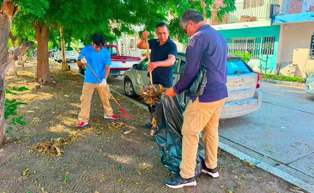 El personal de la Dirección de Servicios Públicos y de la Junta de Agua Potable trabajaron en el fraccionamiento Villa Galaxia. Foto: Especial