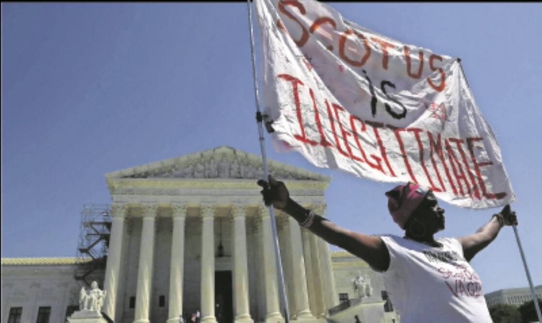 Una mujer sostiene una pancarta en apoyo al derecho al aborto y contra la Corte Suprema, en Washington. Foto: AFP