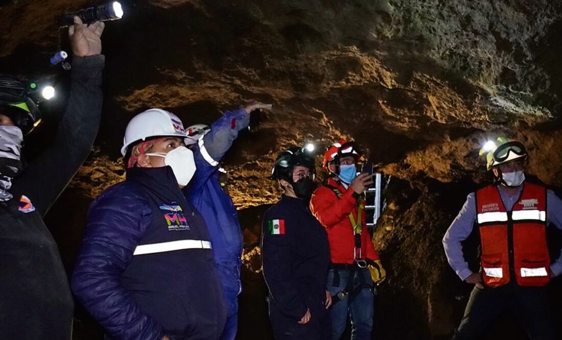 El edil Mauricio Tabe y personal de la alcaldía Miguel Hidalgo, durante la revisión de una mina hallada en la demarcación. Foto: Especial