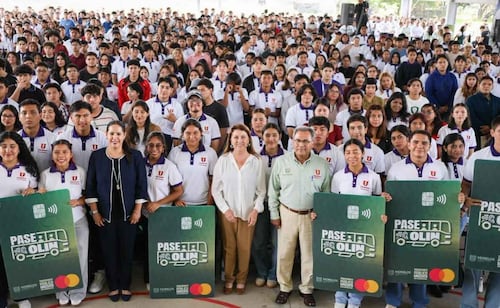 Gobernadora de Morelos entrega tarjetas que beneficiarán a más de 13 mil universitarios; los ayudará a cubrir gastos de traslado