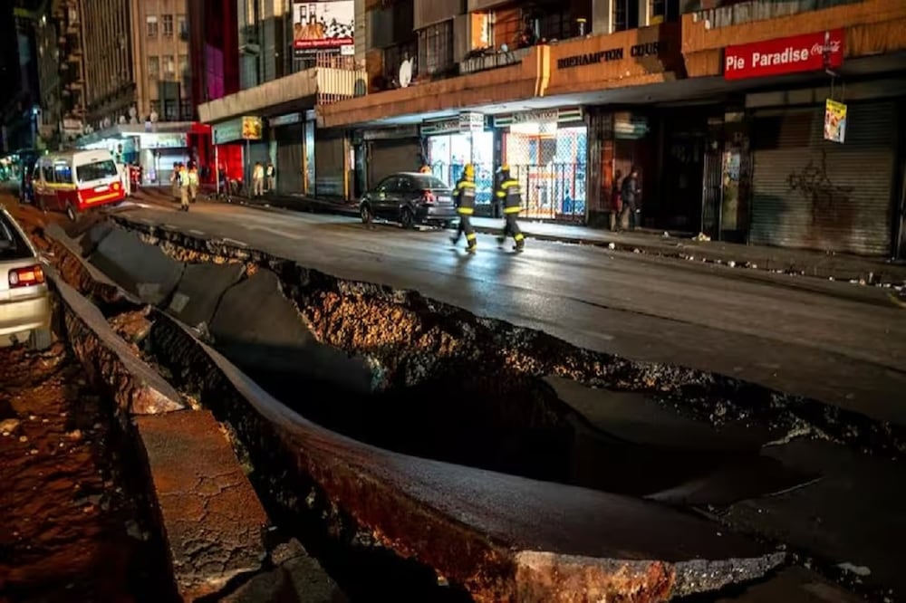 Explosión en una calle de Sudáfrica. Foto:  @Guacamaroja