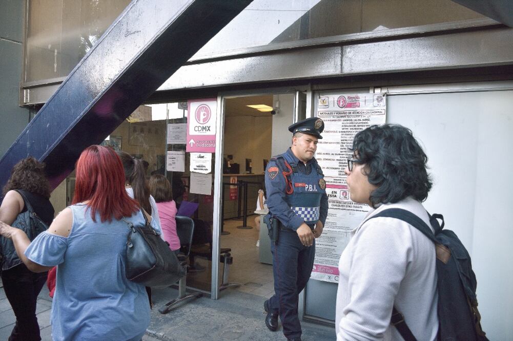 En las oficinas de Atención al Ciudadano de la Secretaría de Seguridad capitalina, las filas para saldar multas alcanzan hasta 20 personas. (ALONSO ROMERO.EL UNIVERSAL)