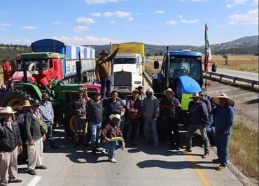 Campesinos liberan carreteras en Tlaxcala tras promesa de diálogo con autoridades federales; mantienen bloqueo de vía férrea en Cuamantzingo
