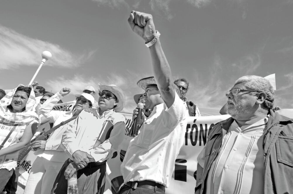 Estudiantes, maestros de la CETEG, del Colegio de Bachilleres y organizacio n es sociales, protestaron frente al Congreso local y el palacio de gobierno. (JOSÉ HERNÁNDEZ. EL UNIVERSAL)