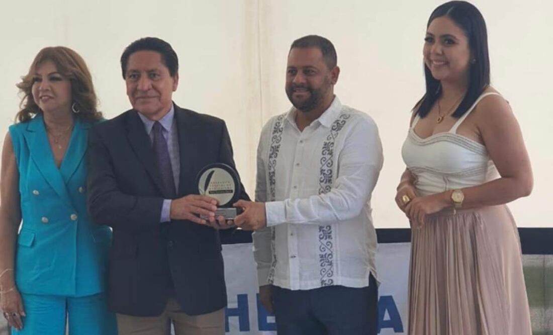 Javier Cabrera Martínez (izquierda), corresponsal de EL UNIVERSAL, es premiado por su labor periodística en Sinaloa (07/06/2025). Foto: Especial