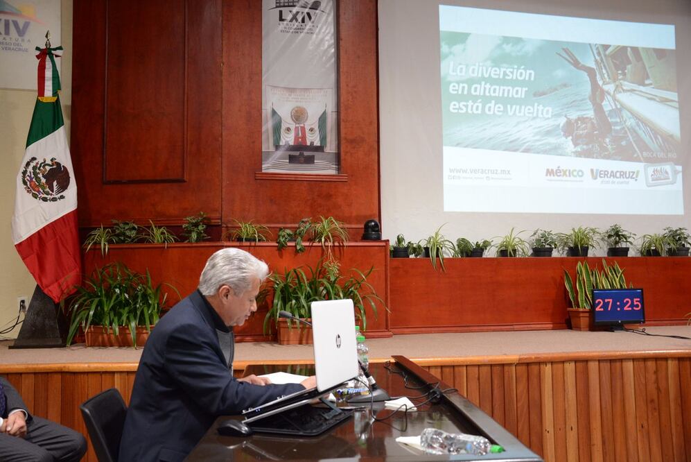 Leopoldo Domínguez Armengual, secretario de Turismo, compareció ante el Congreso del Estado para la Glosa del Primer Informe de Gobierno (Foto: tomada de Twitter @LegisVer)