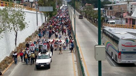 Marchan a 19 meses de la desaparición de los 43