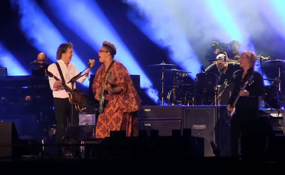 Acompañado por Brittany Howard, de Alabama Shakes, McCartney ofreció una actuación memorable para sus fans, que no pararon de corear la pieza. FOTO: Captura
