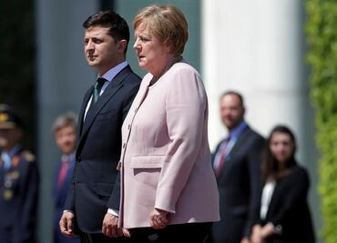 Captan a Angela Merkel temblando durante acto oficial en Berlín