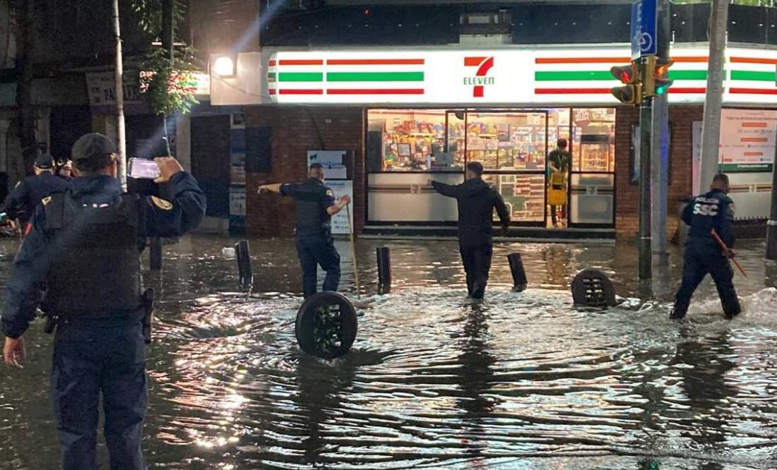 Las intensas lluvias registradas la tarde y noche de este martes generaron múltiples encharcamientos y afectaciones viales. Foto: Juan Carlos Williams.