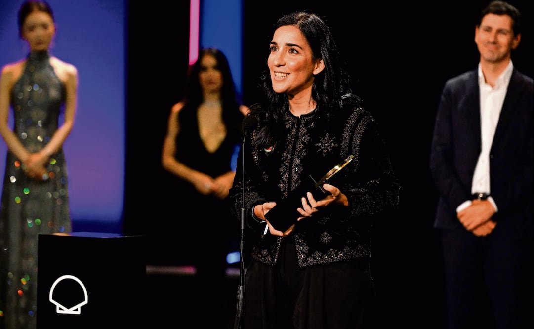La directora española Alauda Ruiz De Azúa recibiendo el galardón. Foto: AFP