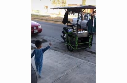 Así reaccionó pequeño al ver al señor de los elotes, invitado especial en su fiesta de cumpleaños